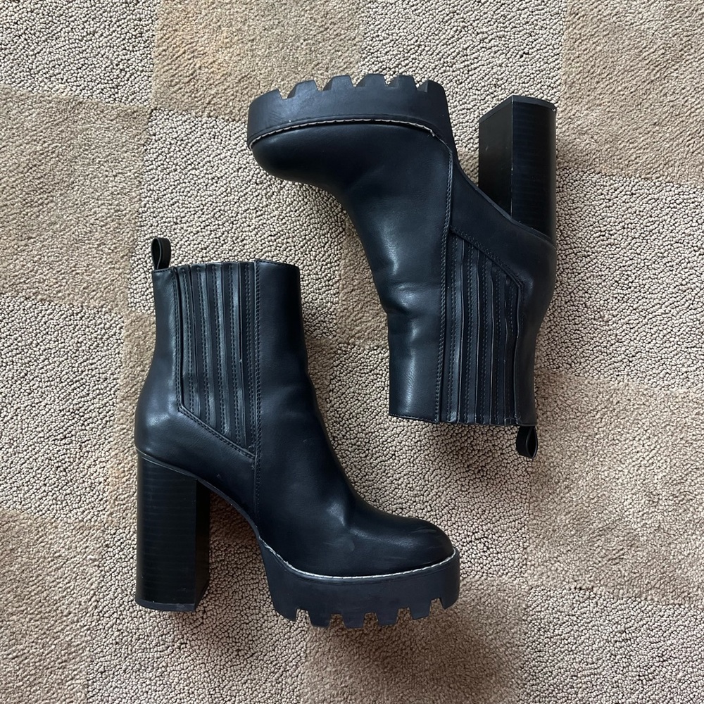 Forever 21 Heeled Black Boots